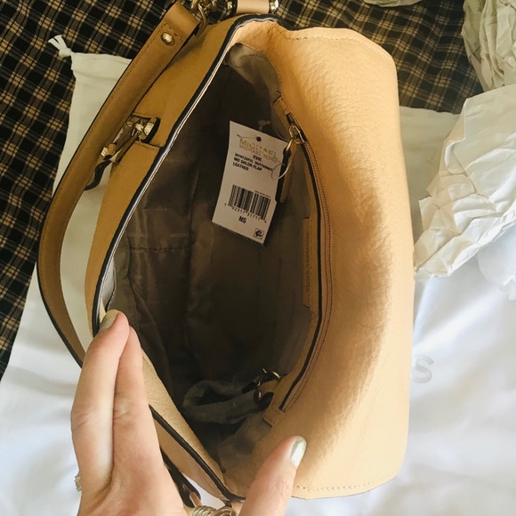 SOLD!NWT Michael Kors Bag! On Sale🌸🌸🌸 - Picture 4 of 6
